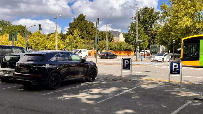 Parkeringslicensen på Frederiksberg udsætter årligt bilejerne for risiko for bøder. Licensen skal kunne fornyes automatisk, mener Henrik Kragelund, kandidat til kommunalvalget.