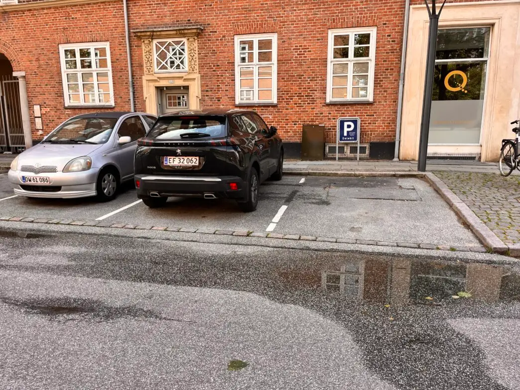 En ledig P-plads på Frederiksberg, som er er reserveret til elbiler
