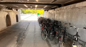 Skolevejen under viadukten ved Lindevang Metro på Dalgas Boulevard. Cykelparkeringen betyder, at der kun er smal passage for de mange fodgængere, der skal denne vej hver morgen.