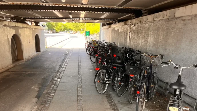 Skolevejen under viadukten ved Lindevang Metro på Dalgas Boulevard. Cykelparkeringen betyder, at der kun er smal passage for de mange fodgængere, der skal denne vej hver morgen.